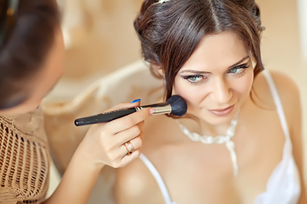 Hochzeitsfrisur mit Make-up